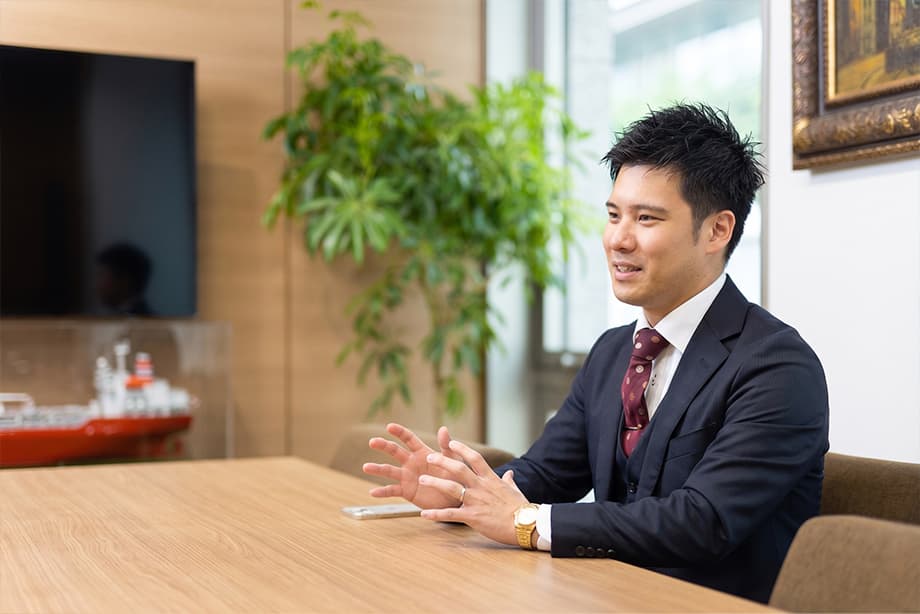 イメージ：会議で発言するKさん