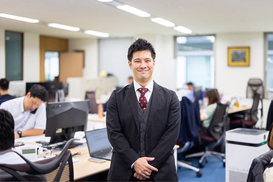 イメージ：オフィス内に立つKさん